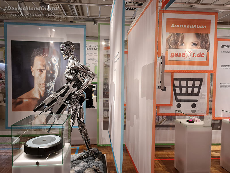Lebensgroße Terminator-Statue und gesext bei der Ausstellung #DeutschlandDigital in Leipzig